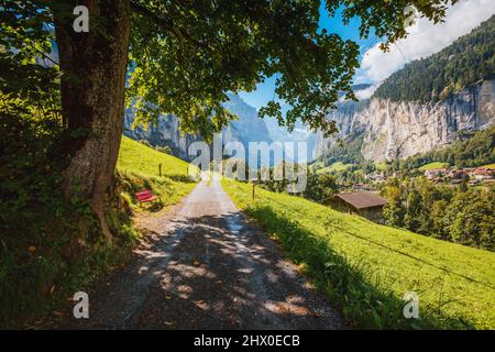 Tolle Aussicht auf Alpine Village glühende durch Sonnenlicht. Malerische und schöne Szene. Beliebte Touristenattraktion. Ort Schweizer Alpen, Lauterbrunnen Stockfoto