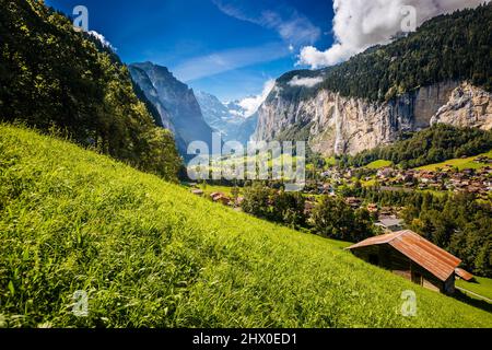 Tolle Aussicht auf Alpine Village glühende durch Sonnenlicht. Malerische und schöne Szene. Beliebte Touristenattraktion. Ort Schweizer Alpen, Lauterbrunnen Stockfoto