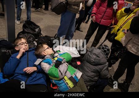 Kinder, die auf dem Gepäck im Bahnhof Warszawa Zachodnia schlafen, nachdem sie aus der Ukraine geflohen waren. Während die Kriegskrise in der Ukraine anhält, sind Millionen Ukrainer aus ihrer Heimat nach Polen geflohen, die meisten davon sind Frauen und Kinder. Die meisten von ihnen ruhen vorübergehend auf den Bahnhöfen in Warschau und warten auf eine Abseilung, so die UN-Agentur, haben die Flüchtlingsmigration 1,5 Millionen erreicht, was die schnellste seit dem Zweiten Weltkrieg ist. Die polnische Regierung hat einen Plan von 8 Milliarden Zloty ($1,7 Milliarden) zur Unterstützung der Flüchtlinge angekündigt. (Foto von Alex Chan Tsz Yuk/SOPA Image Stockfoto