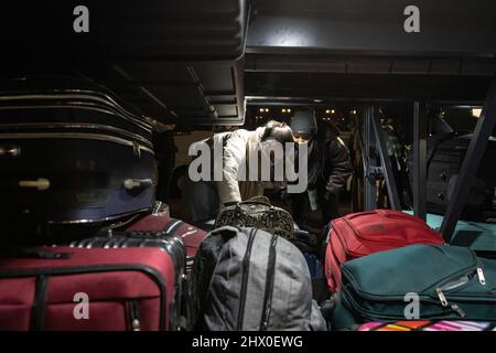 Ukrainische Flüchtlinge, die ihr Gepäck für die Busse nach Niederlande in Warszawa Zachodnia Station. Während die Kriegskrise in der Ukraine anhält, sind Millionen Ukrainer aus ihrer Heimat nach Polen geflohen, die meisten davon sind Frauen und Kinder. Die meisten von ihnen ruhen vorübergehend auf den Bahnhöfen in Warschau und warten auf eine Abseilung, so die UN-Agentur, haben die Flüchtlingsmigration 1,5 Millionen erreicht, was die schnellste seit dem Zweiten Weltkrieg ist. Die polnische Regierung hat einen Plan von 8 Milliarden Zloty ($1,7 Milliarden) zur Unterstützung der Flüchtlinge angekündigt. (Foto von Alex Chan T Stockfoto