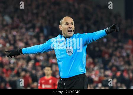 Liverpool, Großbritannien. 08. März 2022. Schiedsrichter Mateu Lahoz gibt Anweisungen Kredit: Nachrichtenbilder /Alamy Live Nachrichten Stockfoto