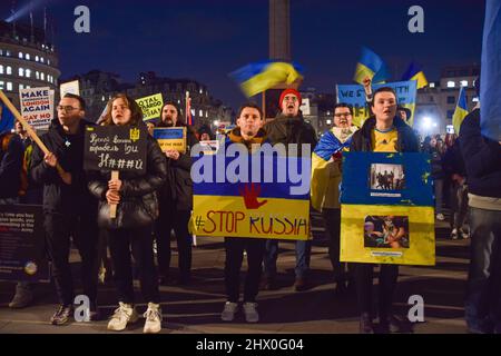 London, Großbritannien. 8.. März 2022. Hunderte von Menschen versammelten sich am vierzehnten Tag der Proteste auf dem Trafalgar-Platz, als Russland seinen Krieg in der Ukraine fortsetzt. Kredit: Vuk Valcic/Alamy Live Nachrichten Stockfoto