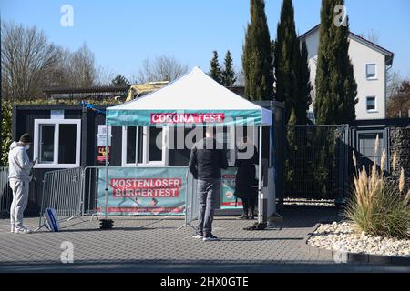 Nieder-Olm, Deutschland Dienstag 03. 08,2022 um 13:30 Uhr. Ein temporäres Corona-Testzentrum bietet kostenlose Schnelltests für covid-19 an. Stockfoto