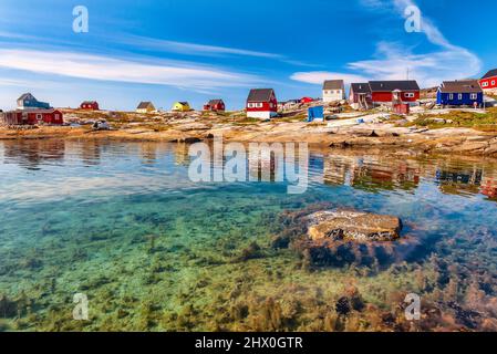 Die bunten Häuser von Rodebay, Grönland. Diese Siedlung befindet sich auf einer kleinen Halbinsel vom Festland entfernt in östlichen Diskobucht Stockfoto