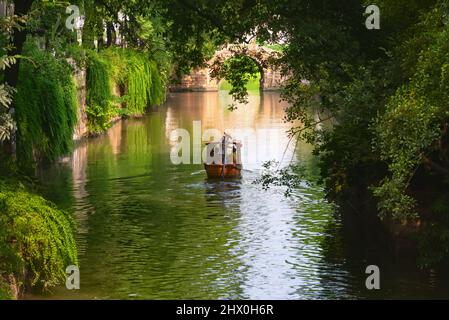 Suzhou, China - 8. August 2011: Blick auf einen Kanal im Tiger Hill Park. Dieser Park ist ein beliebtes Touristenziel und ist bekannt für seine natürliche Schönheit Stockfoto