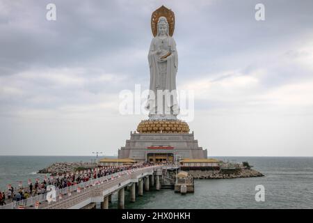 Statue von Guanyin, dem Bodhisattva unendlichen Mitgefühls und Erbarmens, im Nanshan Tempel auf der Insel Hainan, China Stockfoto