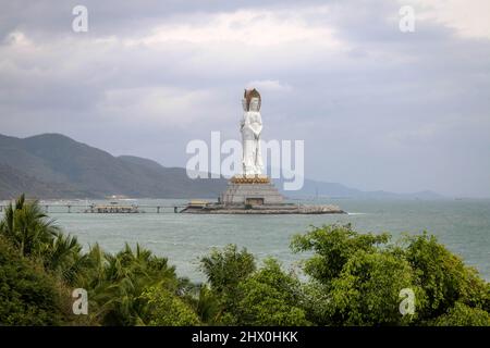 Statue von Guanyin, dem Bodhisattva unendlichen Mitgefühls und Erbarmens, im Nanshan Tempel auf der Insel Hainan, China Stockfoto