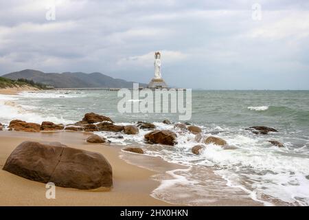 Statue von Guanyin, dem Bodhisattva unendlichen Mitgefühls und Erbarmens, im Nanshan Tempel auf der Insel Hainan, China Stockfoto