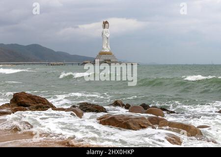 Statue von Guanyin, dem Bodhisattva unendlichen Mitgefühls und Erbarmens, im Nanshan Tempel auf der Insel Hainan, China Stockfoto