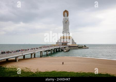 Statue von Guanyin, dem Bodhisattva unendlichen Mitgefühls und Erbarmens, im Nanshan Tempel auf der Insel Hainan, China Stockfoto