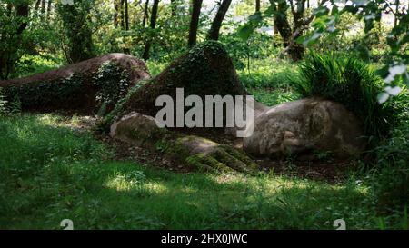 Die schlafende Lady „Mud Maid“-Skulptur, Lost Gardens of Heligan, Cornwall, England, Großbritannien Stockfoto