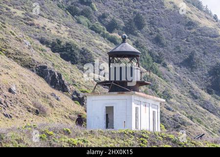 Punta Gorda Lighthouse in Kalifornien, erbaut 1911, stillgelegt 1951, ist ein historisches Wahrzeichen und im National Register of Historic Places eingetragen. Stockfoto