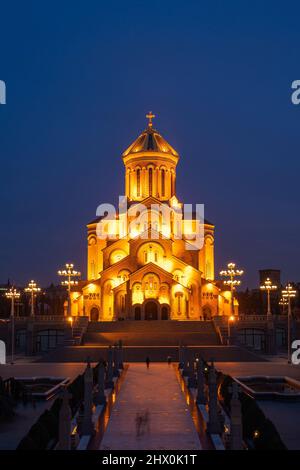 Nachtansicht der Kathedrale der Heiligen Dreifaltigkeit von Tiflis - Sameba Stockfoto