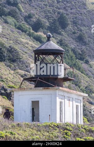 Punta Gorda Lighthouse in Kalifornien, erbaut 1911, stillgelegt 1951, ist ein historisches Wahrzeichen und im National Register of Historic Places eingetragen. Stockfoto