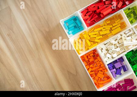 Chabarowsk, Russland, 25. Februar 2022. Viele Lego Classic Details Sortierung an Kisten Holzkopierraum Stockfoto