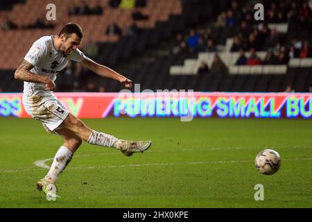 Milton Keynes, Großbritannien. 08. März 2022. Troy Parrott von MK Dons erzielt seinen Teams den dritten Treffer. EFL Skybet Football League One Match, MK Dons gegen Cheltenham Town im Stadium MK in Milton Keynes am Dienstag, 8.. März 2022. Dieses Bild darf nur für redaktionelle Zwecke verwendet werden. Nur zur redaktionellen Verwendung, Lizenz für kommerzielle Nutzung erforderlich. Keine Verwendung bei Wetten, Spielen oder Veröffentlichungen in einem Club/einer Liga/einem Spieler. PIC von Steffan Bowen/Andrew Orchard Sports Photography/Alamy Live News Credit: Andrew Orchard Sports Photography/Alamy Live News Stockfoto