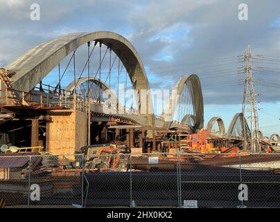 Die 6. Street Bridge wird in Downtown Los Angeles, CA, gebaut Stockfoto