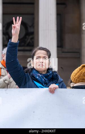 Demonstranten versammelten sich erneut auf dem Trafalgar-Platz mit Plakaten, Schildern und ukrainischen Fahnen, um sich gegen die russische Invasion in der Ukraine zu versammeln Stockfoto