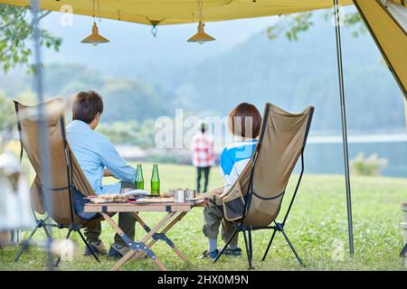 Japanische Familie Auf Dem Campingplatz Stockfoto