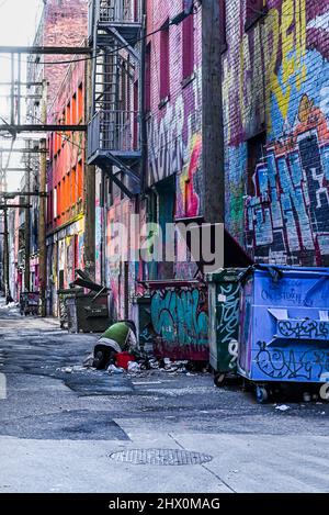 Obdachlose, die in der Downtown Eastside Gasse, Vancouver, British Columbia, Kanada, durchgehen Stockfoto