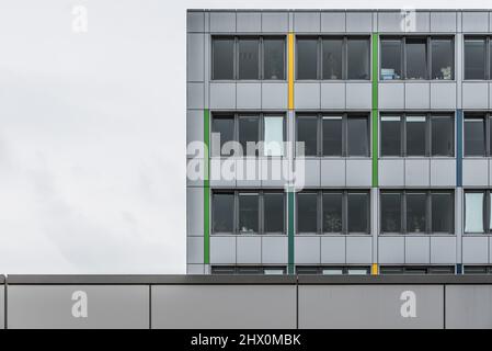 Trier, Rheinland-Pfalz - Deutschland - 04 15 2019 - Abstrakte rechteckige Ansicht moderner Bürogebäude Stockfoto