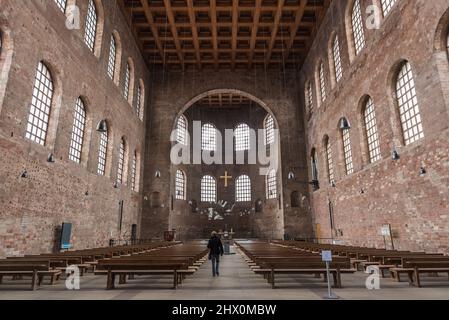 Trier, Rheinland-Pfalz - Deutschland - 04 15 2019 - die symmetrische Innenarchitektur der Basilika Konstantin - Aula Palatina nach Norden Stockfoto