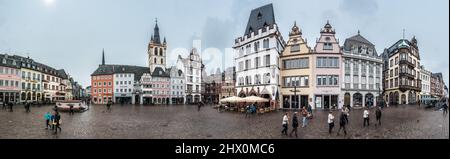 Trier, Rheinland-Pfalz - Deutschland - 04 15 2019 - 180 Grad extra großer Panoramablick über die Hauptmark, den Hauptmarktplatz in Trier mit Stockfoto