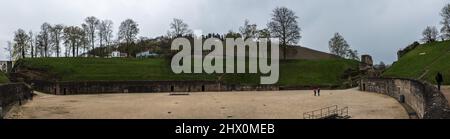 Trier, Rheinland-Pfalz / Deutschland - 04 15 2019: Extra großer Panoramablick über das Trierer Römische Amphitheater Stockfoto