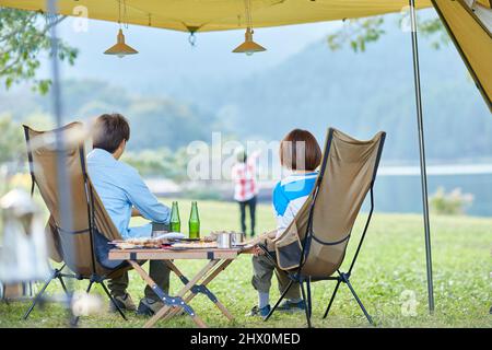 Japanische Familie Auf Dem Campingplatz Stockfoto