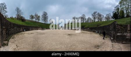 Trier, Rheinland-Pfalz / Deutschland - 04 15 2019: Extra großer Panoramablick über das Trierer Römische Amphitheater Stockfoto