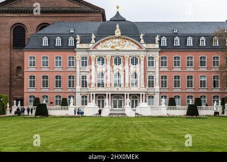 Trier, Rheinland-Pfalz - Deutschland - 04 15 2019 - symmetrische Barockfassade des Kurfürstlichen Schlosses und des Gartens Stockfoto