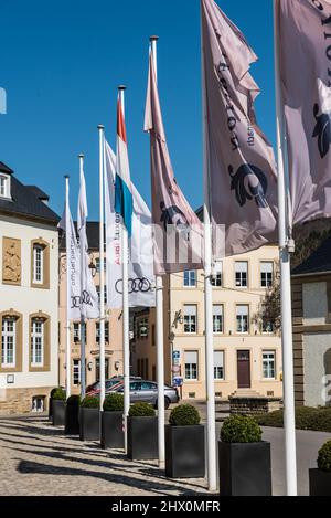 Echternach - das Großherzogtum Luxemburg - 04 14 2019 - Rathaus, Flaggen und Platz von Echternach Stockfoto