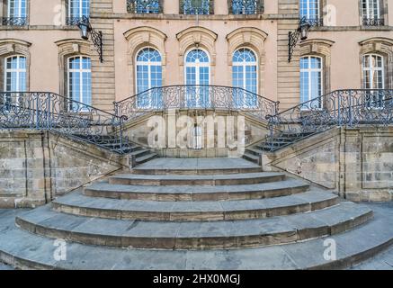 Echternach - das Großherzogtum Luxemburg - 04 14 2019 - die Doppeltreppe und Fassade des klassischen Lycee Lycee Classique von Echternach Stockfoto