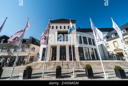 Echternach - das Großherzogtum Luxemburg - 04 14 2019 - Rathaus, Flaggen und Platz von Echternach Stockfoto