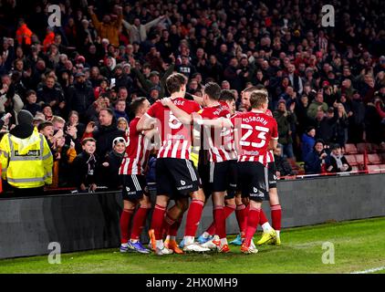 Jack Robinson von Sheffield United feiert mit seinen Teamkollegen, nachdem er beim Sky Bet Championship-Spiel in der Bramall Lane in Sheffield das dritte Tor seiner Mannschaft erzielt hatte. Bilddatum: Dienstag, 8. März 2022. Stockfoto