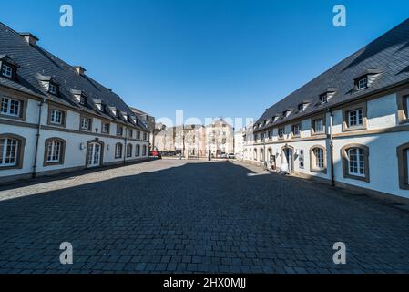 Echternach - das Großherzogtum Luxemburg - 04 14 2019 - die Fassade und die Abtei und die klassische Lycee Lycee Classique von Echternach Stockfoto