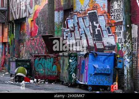 Obdachlose, die in der Downtown Eastside Gasse, Vancouver, British Columbia, Kanada, durchgehen Stockfoto