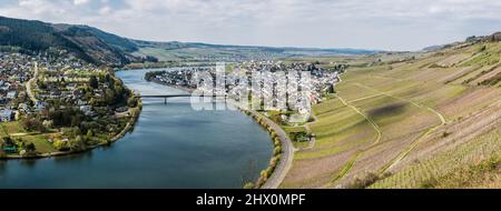 Mehring, Rheinland-Pfalz - Deutschland - 04 12 2019 - Blick über das Dorf Mehring mit der gewundenen Mosel, umgeben von Weinbergen Stockfoto