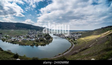 Mehring, Rheinland-Pfalz - Deutschland - 04 12 2019 - Blick über das Dorf Mehring mit der gewundenen Mosel, umgeben von Weinbergen Stockfoto