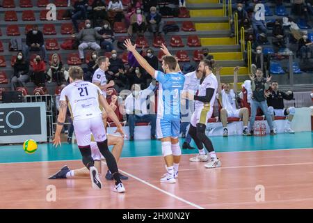 Eurosuole Forum, Italien. 08.. März 2022. Glück von JASTRZEBSKI WEGIEL in den letzten Quartalen - Cucine Lube Civitanova gegen Jastrzebski Wegiel, Volleyball CEV Cup Männer im Eurosuole Forum, Italien, März 08 2022 Quelle: Independent Photo Agency/Alamy Live News Stockfoto