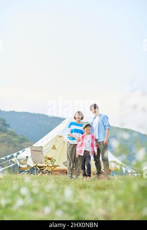 Japanische Familie Auf Dem Campingplatz Stockfoto