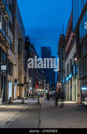 Brussels Old Town - Belgien - 05 22 2019 - Menschen, die spät in der Nacht durch die Rue Neuve - Nieuwstraat gehen, wo alle Geschäfte geschlossen sind Stockfoto