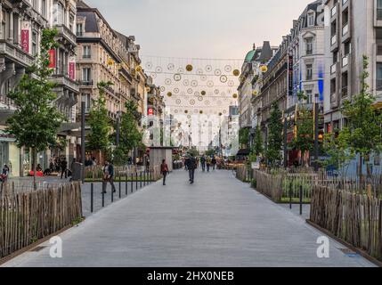 Brussels Old Town - Belgien - 05 22 2019 - Gemischte Gruppen von Menschen, die am Abend über den Anspach Boulevard in der neuen Fußgängerzone spazieren Stockfoto