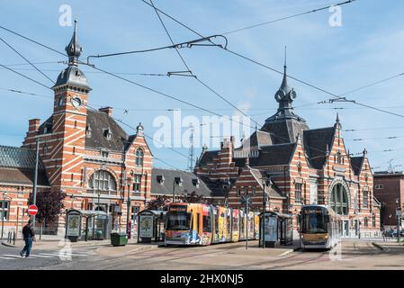 Schaerbeek, Brüssel - Belgien - 05 30 2019 - der Elisabethplatz und die flämischen Neorenaissance-Gebäude des Bahnhofs Schaerbeek Stockfoto