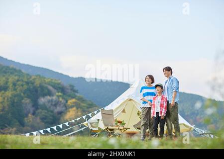 Japanische Familie Auf Dem Campingplatz Stockfoto