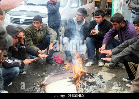 VAN, TÜRKEI - 25. OKTOBER: Erdbebenopfer sitzen am 25. Oktober 2011 in Van, Türkei, um ein Lagerfeuer herum. Beim Erdbeben in Van-Ercis wurden 604 Menschen getötet und 4152 verletzt. Stockfoto