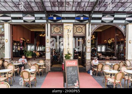 Brussels Old Town - Belgien - 06 25 2019 Jugendstilterrasse der typischen Brasserie Le Falstaff mit Glas- und Stahldekorationen Stockfoto