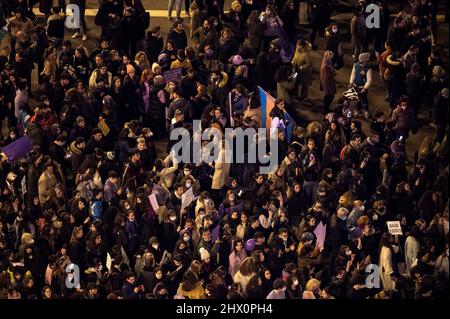 Madrid, Spanien. 08. März 2022. Bei einer Demonstration zum Internationalen Frauentag wird eine Menschenmenge gesehen. Tausende von Menschen marschierten durch die Innenstadt von Madrid und forderten gleiche Rechte und protestierten gegen geschlechterspezifische Gewalt. Quelle: Marcos del Mazo/Alamy Live News Stockfoto