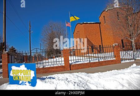 St. Constantine Ukrainische katholische Kirche mit Ukraine und amerikanischen Flaggen fliegen zusammen und eine Unterstützung Ukraine Zeichen. Minneapolis Minnesota, USA Stockfoto