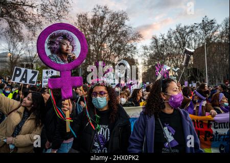 Madrid, Spanien. 08. März 2022. Frauen werden während einer Demonstration zum Internationalen Frauentag gesehen. Tausende von Menschen marschierten durch die Innenstadt von Madrid und forderten gleiche Rechte und protestierten gegen geschlechterspezifische Gewalt. Quelle: Marcos del Mazo/Alamy Live News Stockfoto